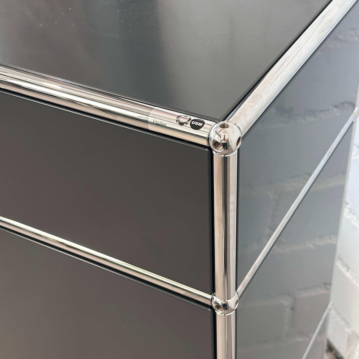 USM Haller Highboard anthrazitgrau mit Klappen und Auszug, Edelstahlrahmen detailreich