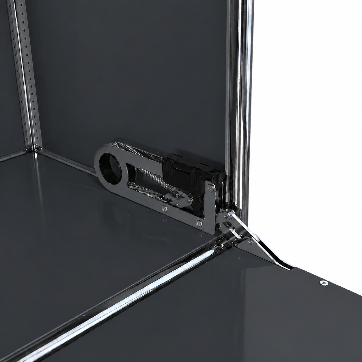 Anthrazitgraues USM Haller Highboard Detailansicht mit Softclose-Klappenmechanik und verchromtem Stahlrohrrahmen.