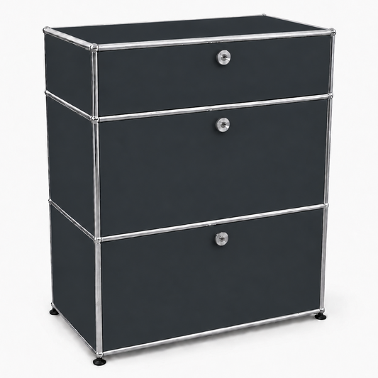 Anthrazitgraues USM Haller Highboard 1x3 mit drei Fächern, verchromtem Stahlrohrrahmen und abschließbaren Klappen.