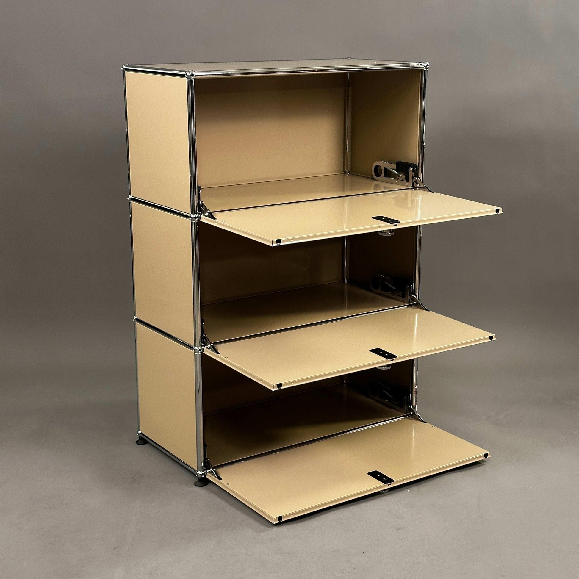 USM Haller Highboard 1x3 beige mit drei Klapptüren offenen Fächern und Metallrahmen