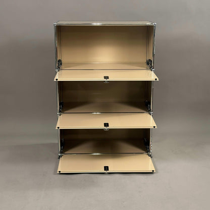 USM Haller Highboard 1x3 beige mit drei Klappen geöffnet
