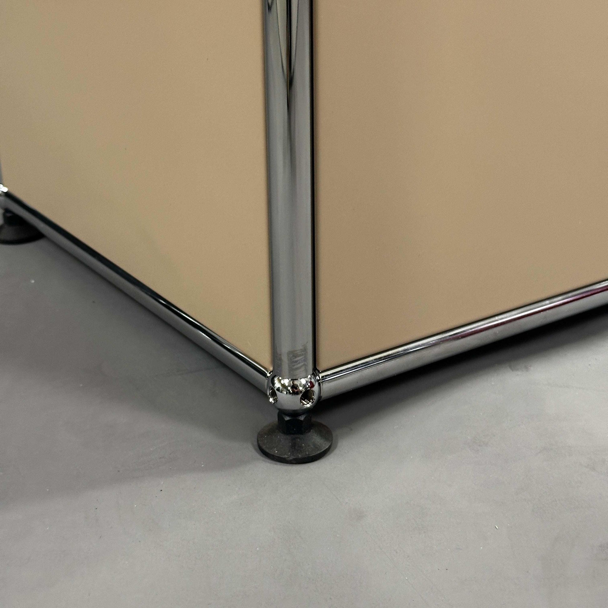 USM Haller Highboard beige mit verchromtem Rahmen und verstellbarem Fuß detail nahaufnahme