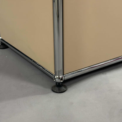 USM Haller Highboard beige mit verchromtem Rahmen und verstellbarem Fuß detail nahaufnahme