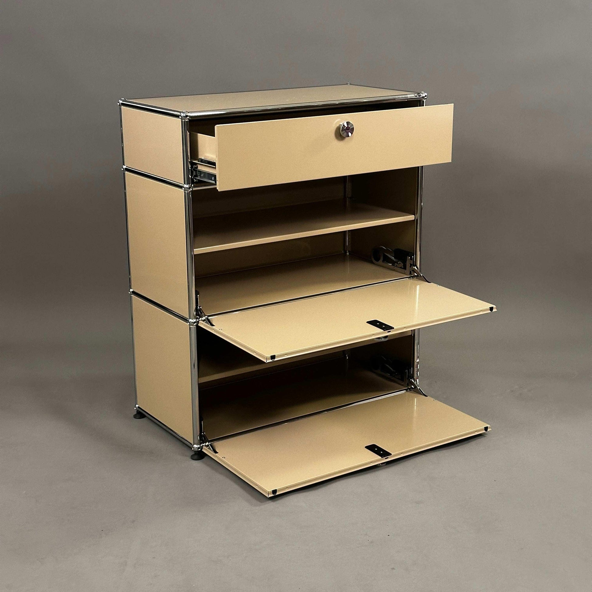 Beiges USM Haller Highboard 1x3 mit Klappen, Auszug und Softclose, 78x92x38 cm