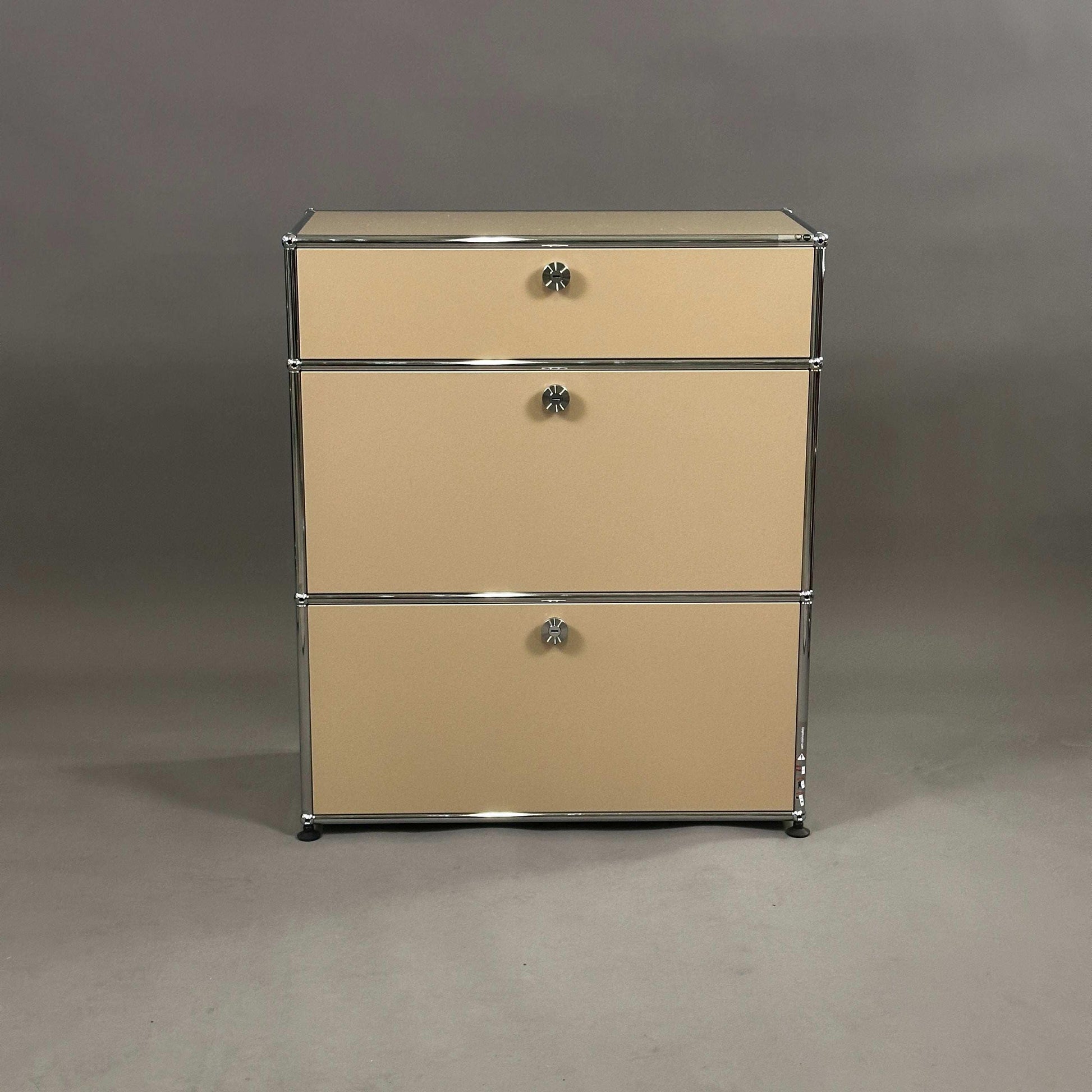 USM Haller Highboard beige mit 2 Klappen und 1 Auszug, moderne Softclose-Technik, kompakte Maße 78x92x38 cm