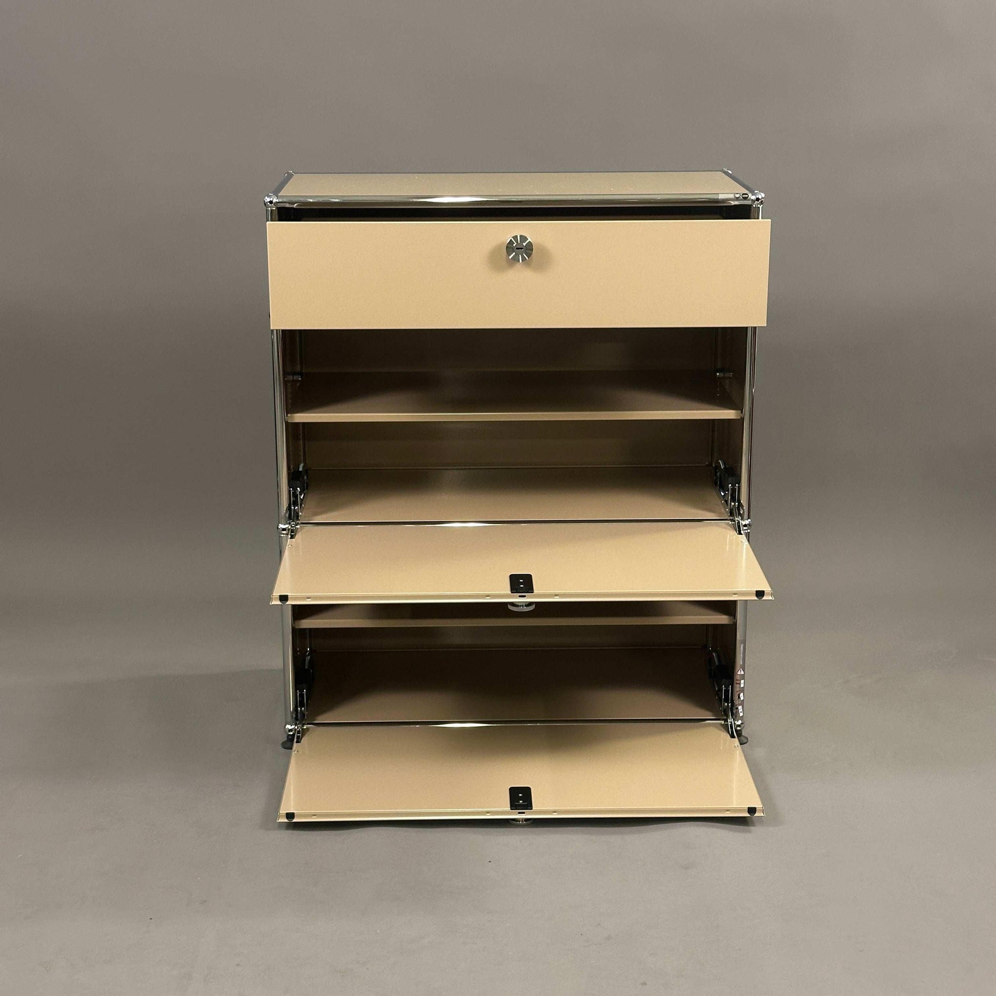 USM Haller Highboard beige mit 2 Klappen, 1 Auszug, Softclose, elegante Aufbewahrung, 78x92x38 cm, neuwertiger Zustand