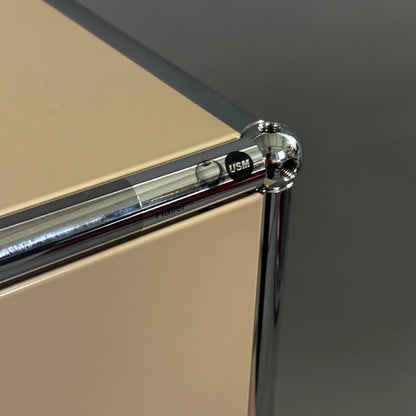 USM Haller Highboard in Beige mit Klappen und Auszug, modernes Design mit Softclose, glänzende Metallrahmen, kompakte Maße 78x92x38 cm