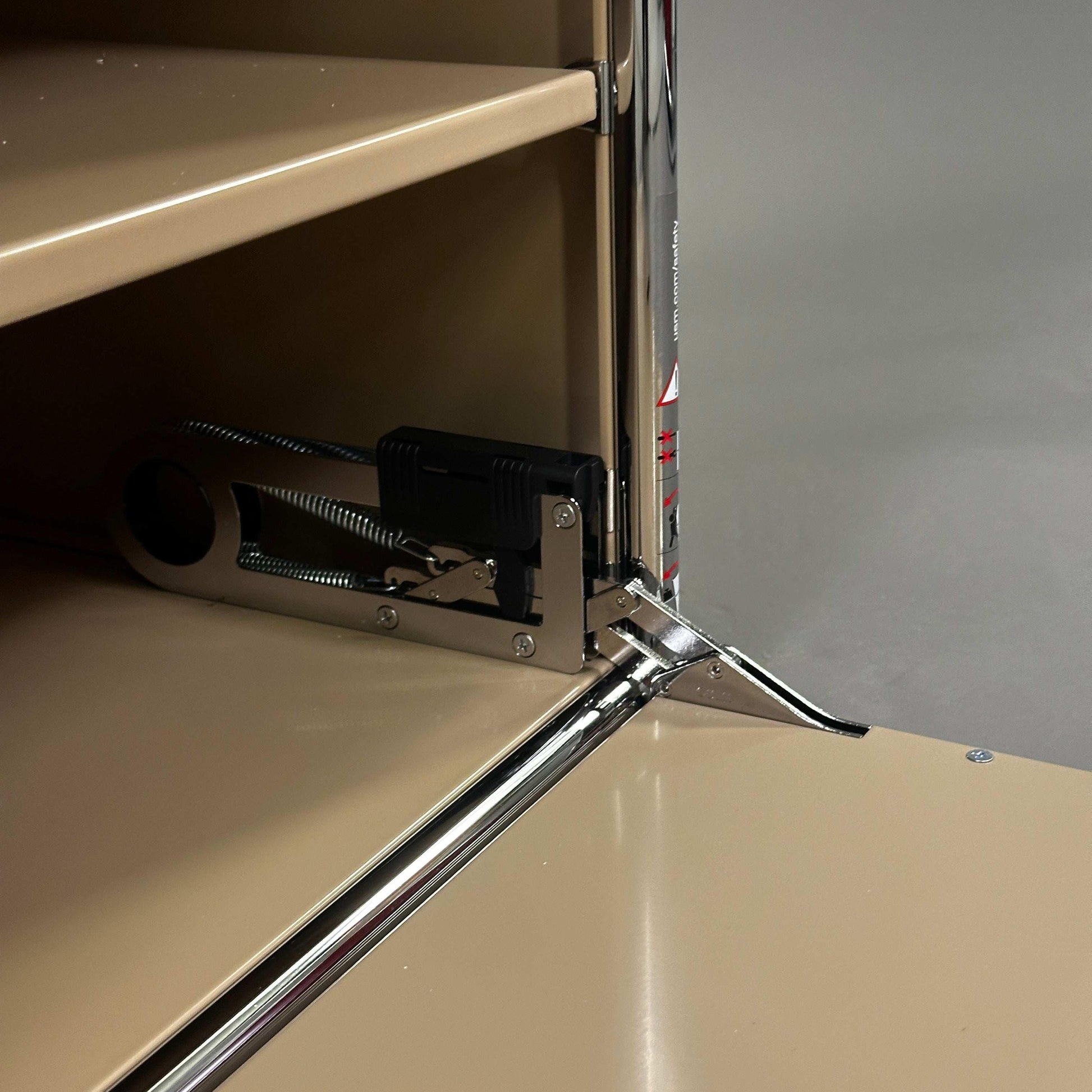 USM Haller Highboard beige mit Softclose Klappen und Auszug Detailaufnahme