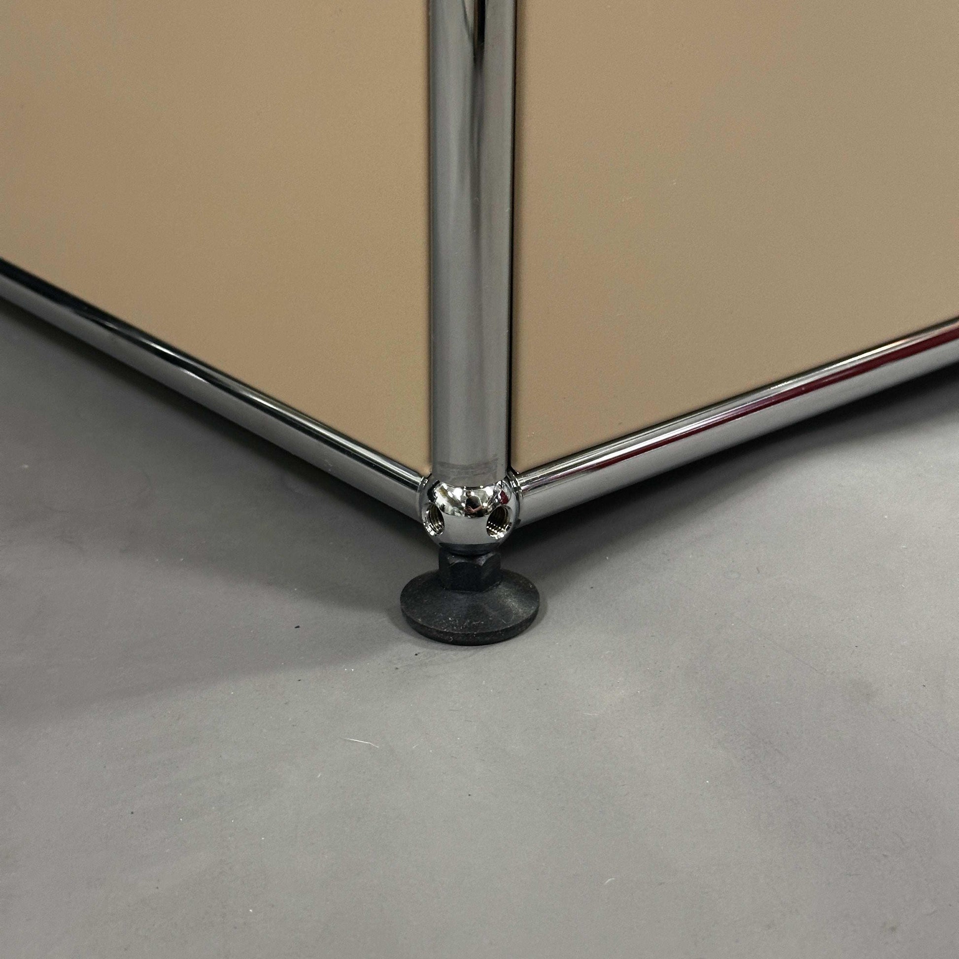 USM Haller Highboard beige mit verchromtem Gestell und flexibel verstellbarem Fußdetail