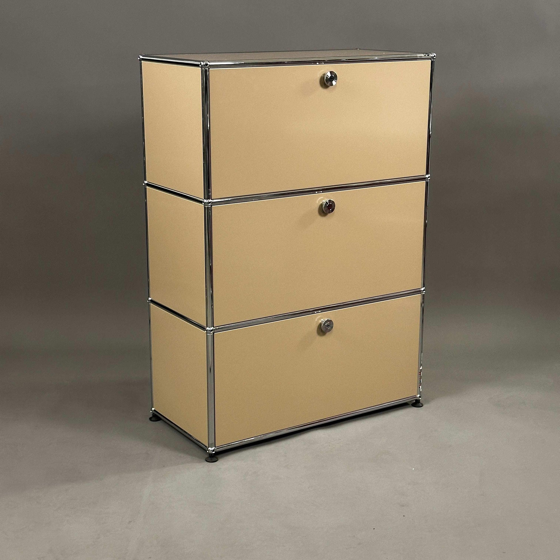 USM Haller Highboard beige mit 3 Klappen und Chromrahmen, 78x109x38 cm
