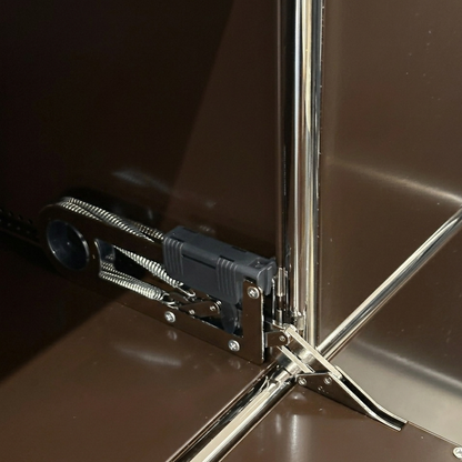 USM Haller Highboard 1x3 in Braun mit 3 Klappen, Detailansicht der Mechanik.