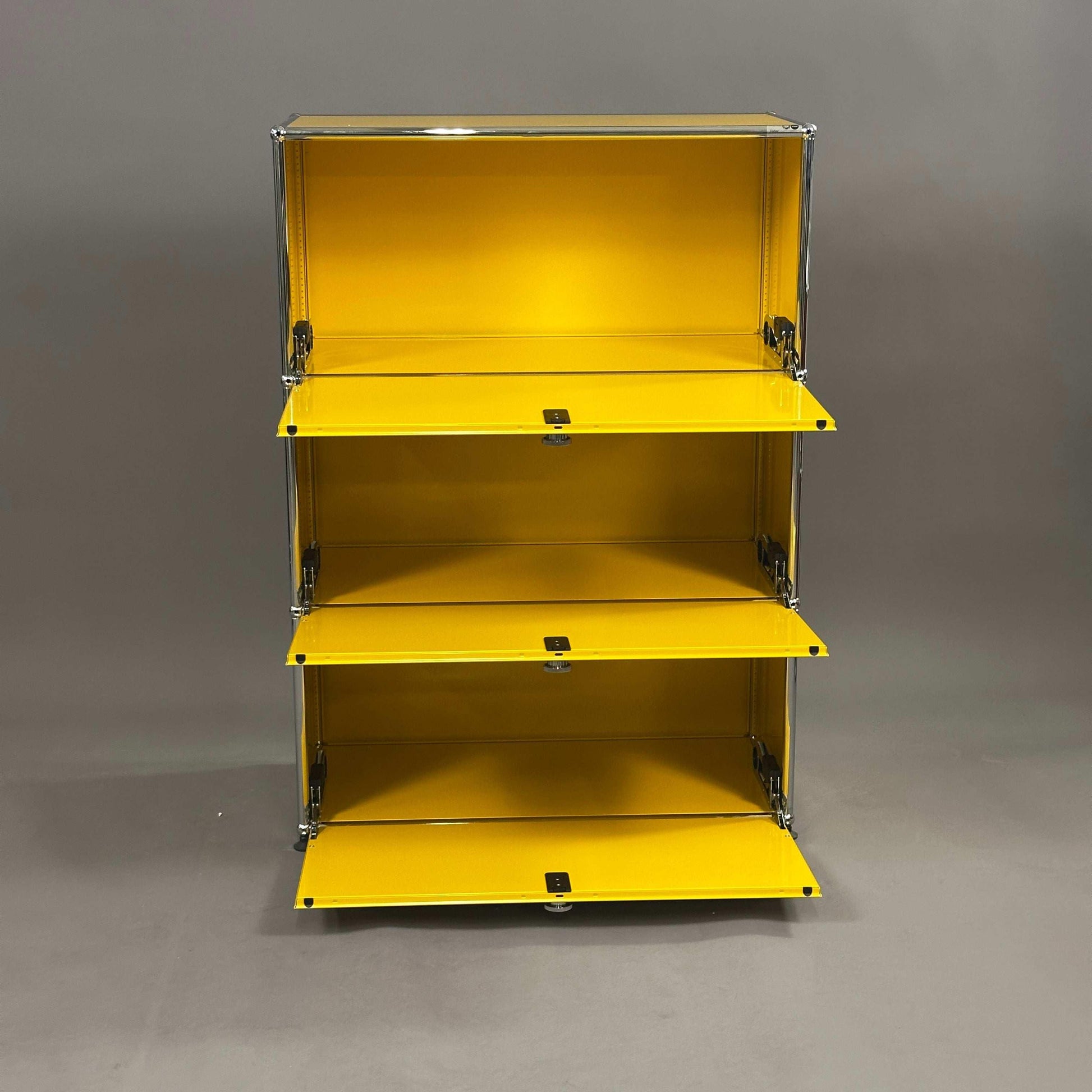 USM Haller Highboard 1x3 in Gelb mit drei offenen Klappen und verchromtem Rahmen