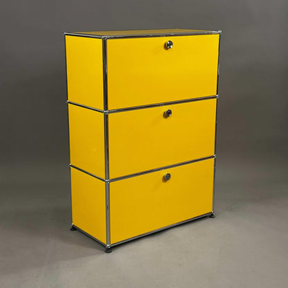 USM Haller Highboard in Gelb mit drei Klappen und Metallrahmen, 78x109x38 cm