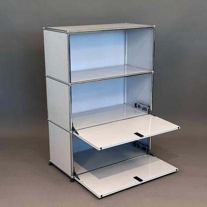 USM Haller Highboard 1x3 lichtgrau mit zwei Klappen und offenem Staufach