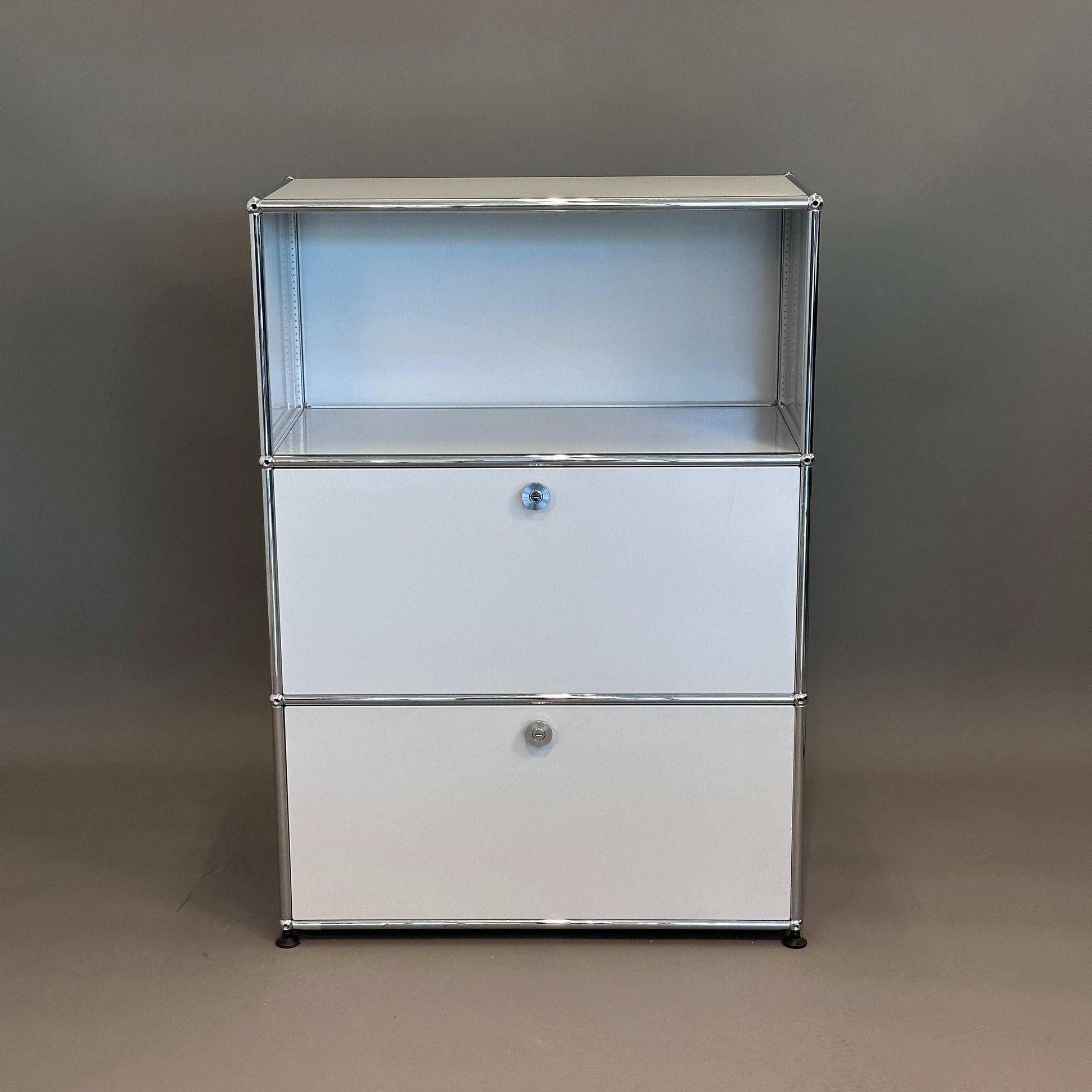 USM Haller Highboard 1x3 lichtgrau mit zwei Klappen und offenem Fach, 109x78x38 cm, modernes Design