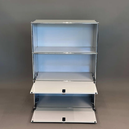 USM Haller Highboard 1x3 lichtgrau mit 2 Klappen, modernes Stauraummöbel, 109x78x38 cm