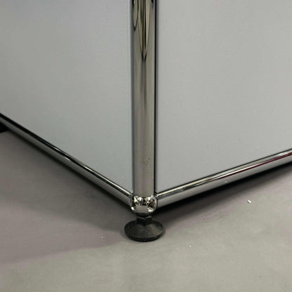 USM Haller Highboard Ecke mattsilber mit verchromtem Stahlrahmen und Fußstütze