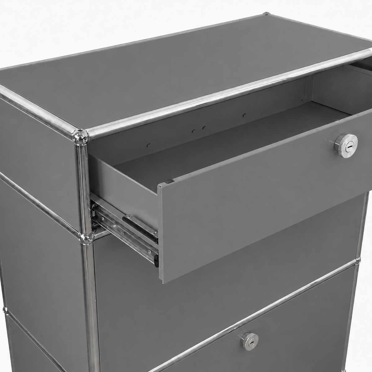 Mittelgraues USM Haller Highboard mit 1x3 Fächern, offenem Auszug und verchromtem Stahlrohrrahmen.