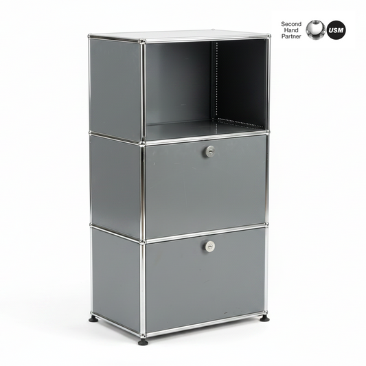 USM Haller Highboard 1x3 in mittelgrau mit offenem Fach und zwei Klappen, Chromgestell.