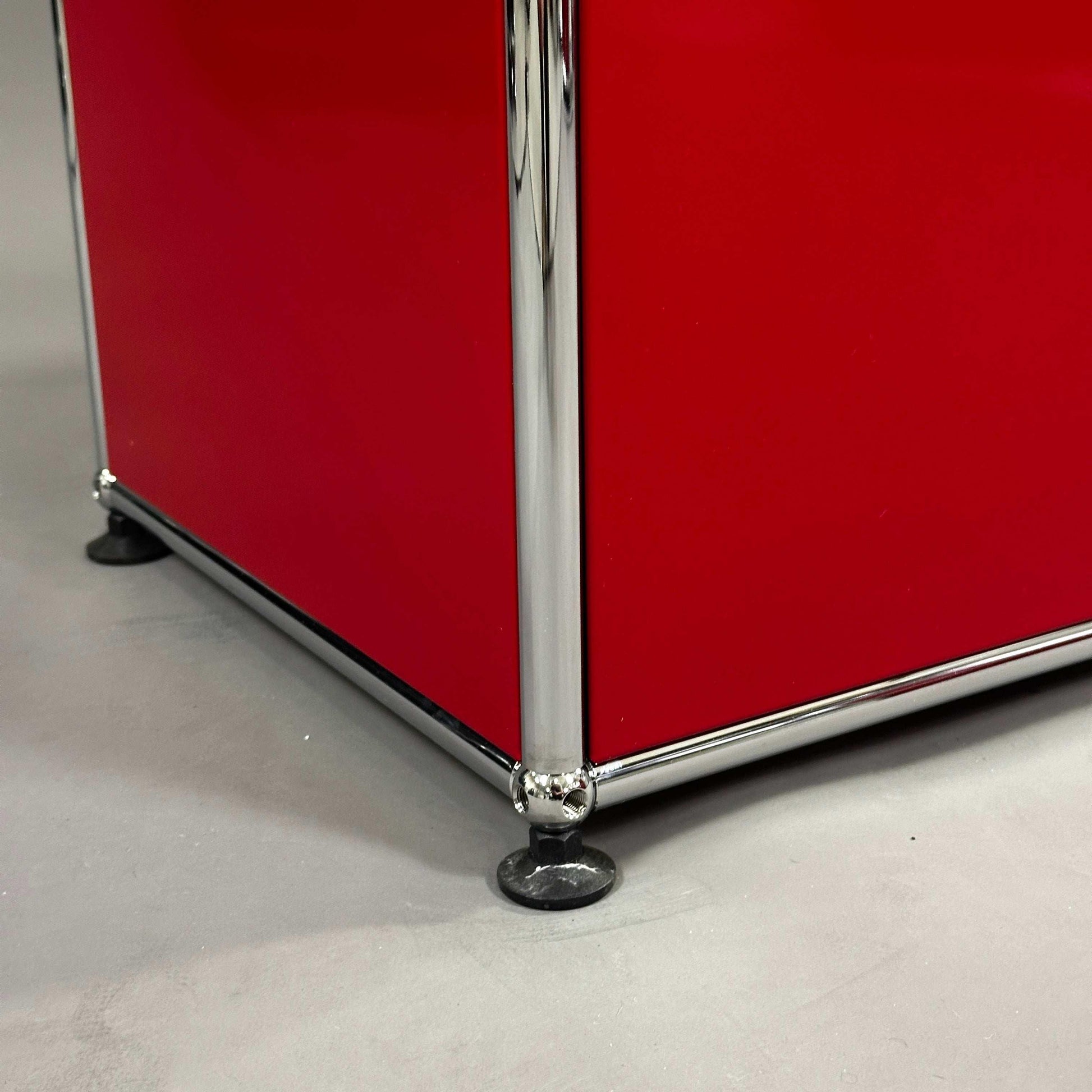 USM Haller rotes Highboard 1x3 mit Klappen und Chromrahmen Detailansicht Boden