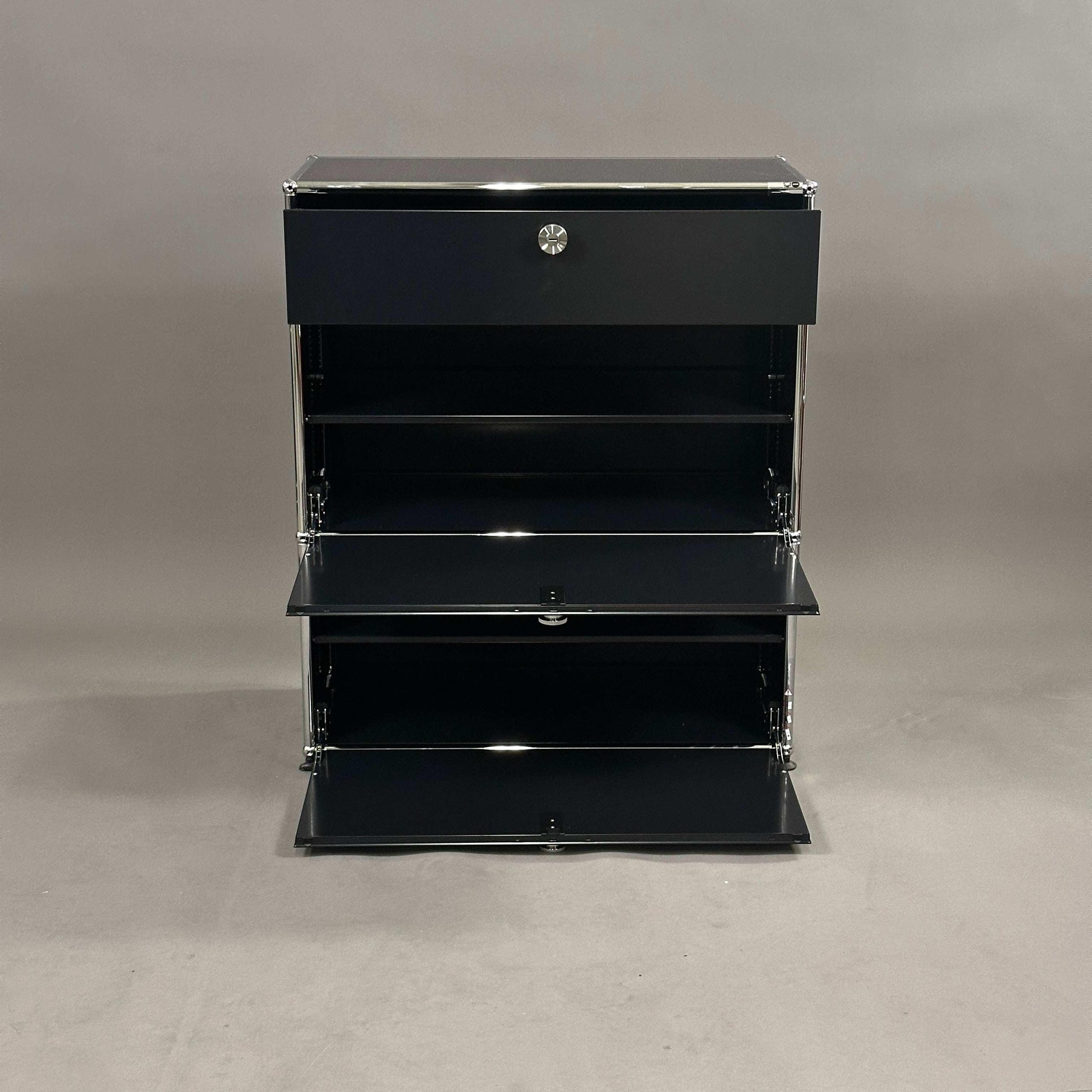 USM Haller Highboard 1x3 graphitschwarz mit 2 Klappen, 1 Auszug und Softclose, modernes Design, Maße 78x92x38 cm