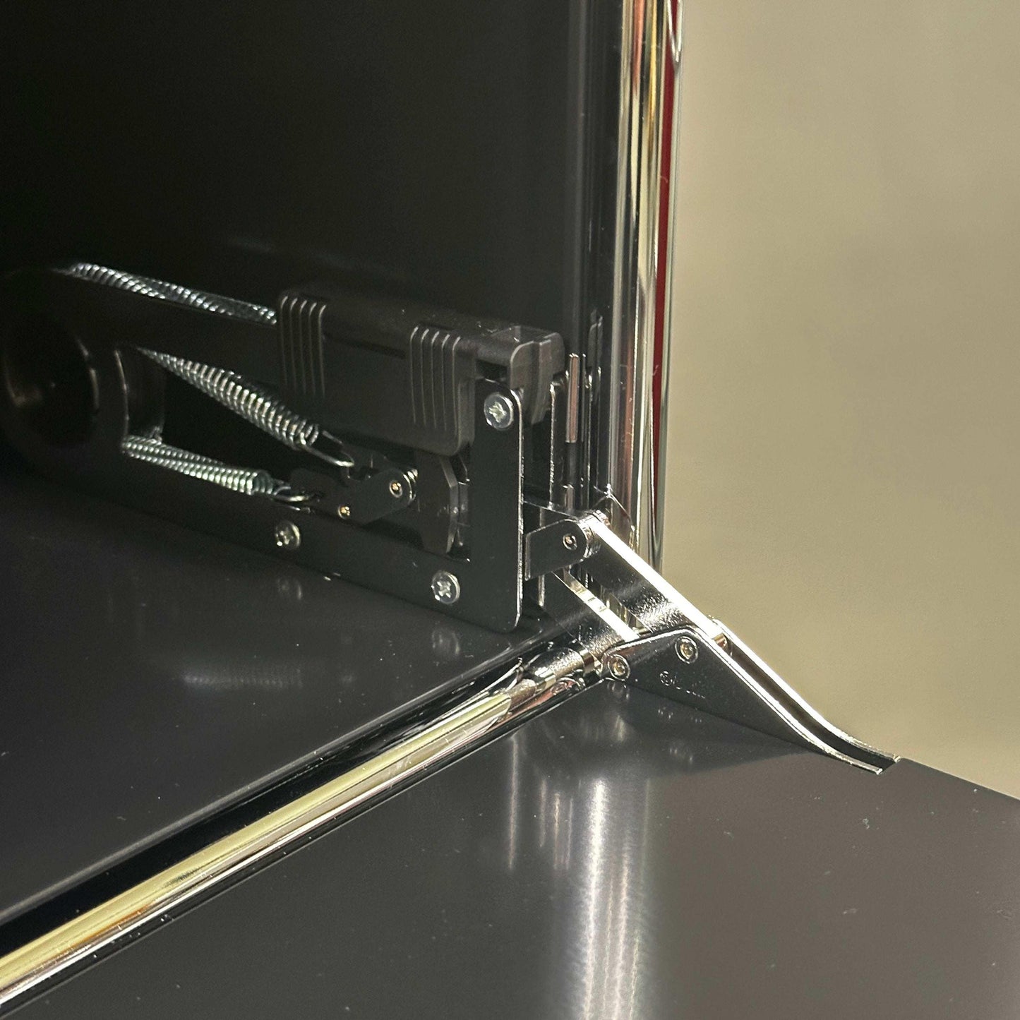 USM Haller Highboard in graphitschwarz mit innovativem Softclose-Scharnier und hochwertiger Metallverarbeitung