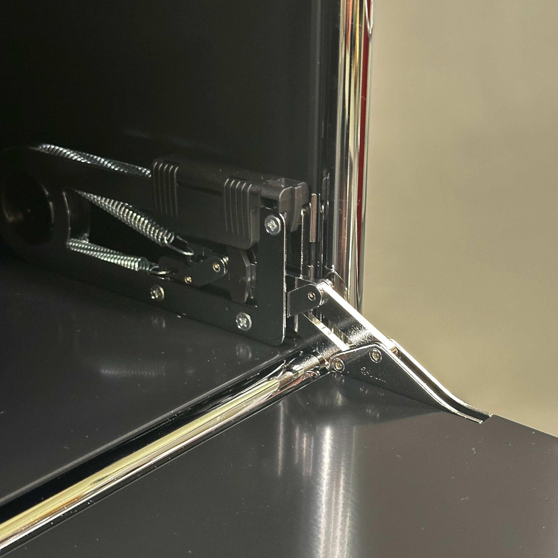 USM Haller Highboard in graphitschwarz mit innovativem Softclose-Scharnier und hochwertiger Metallverarbeitung