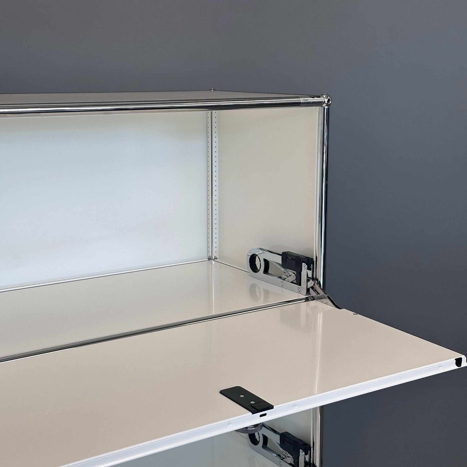USM Haller Highboard 1x3 weiß mit 3 Softclose Klappen und verchromtem Rahmen, modernes Design