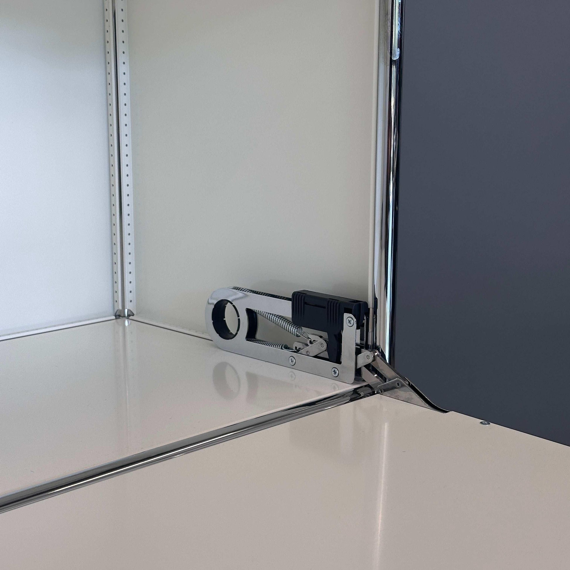 USM Haller Highboard 1x3 weiß mit 3 Klappen und Softclose, modernes Design, 109x78x38 cm, neuwertig