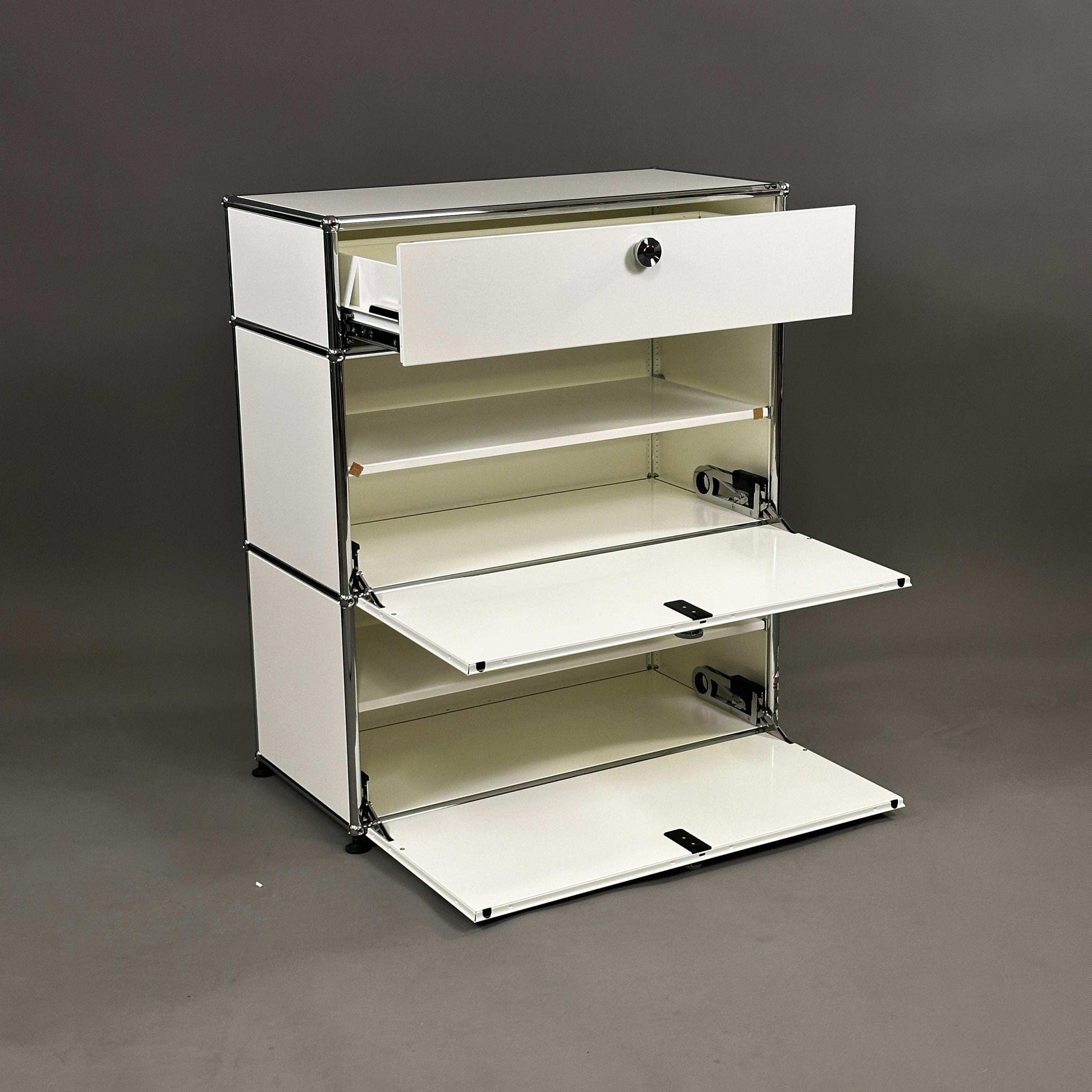 USM Haller Highboard 1x3 weiß mit Softclose, Klappen und Auszug, modernes Design, 78x92x38 cm, geschlossener Stauraum