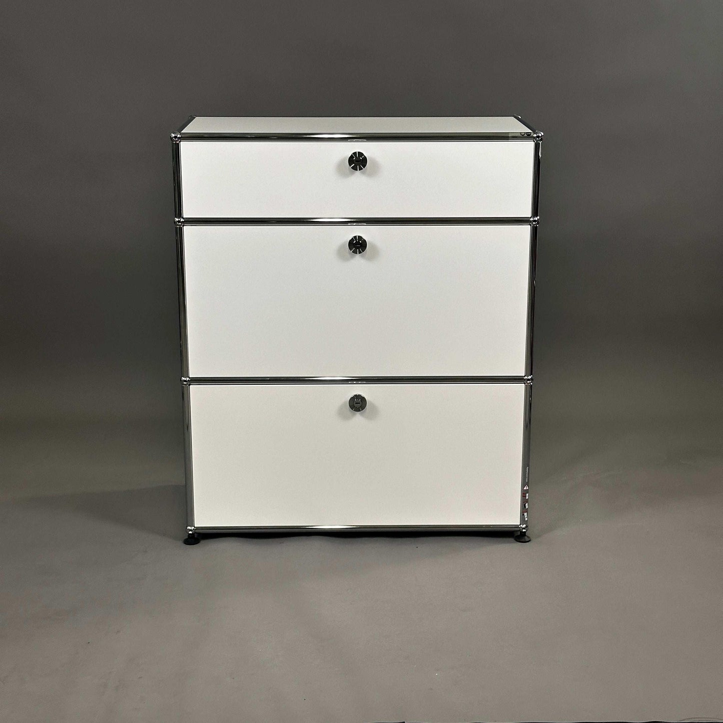 USM Haller Highboard 1x3 weiß mit Klappen und Auszug, modernes Softclose Design, 78x92x38 cm, neuwertiger Zustand