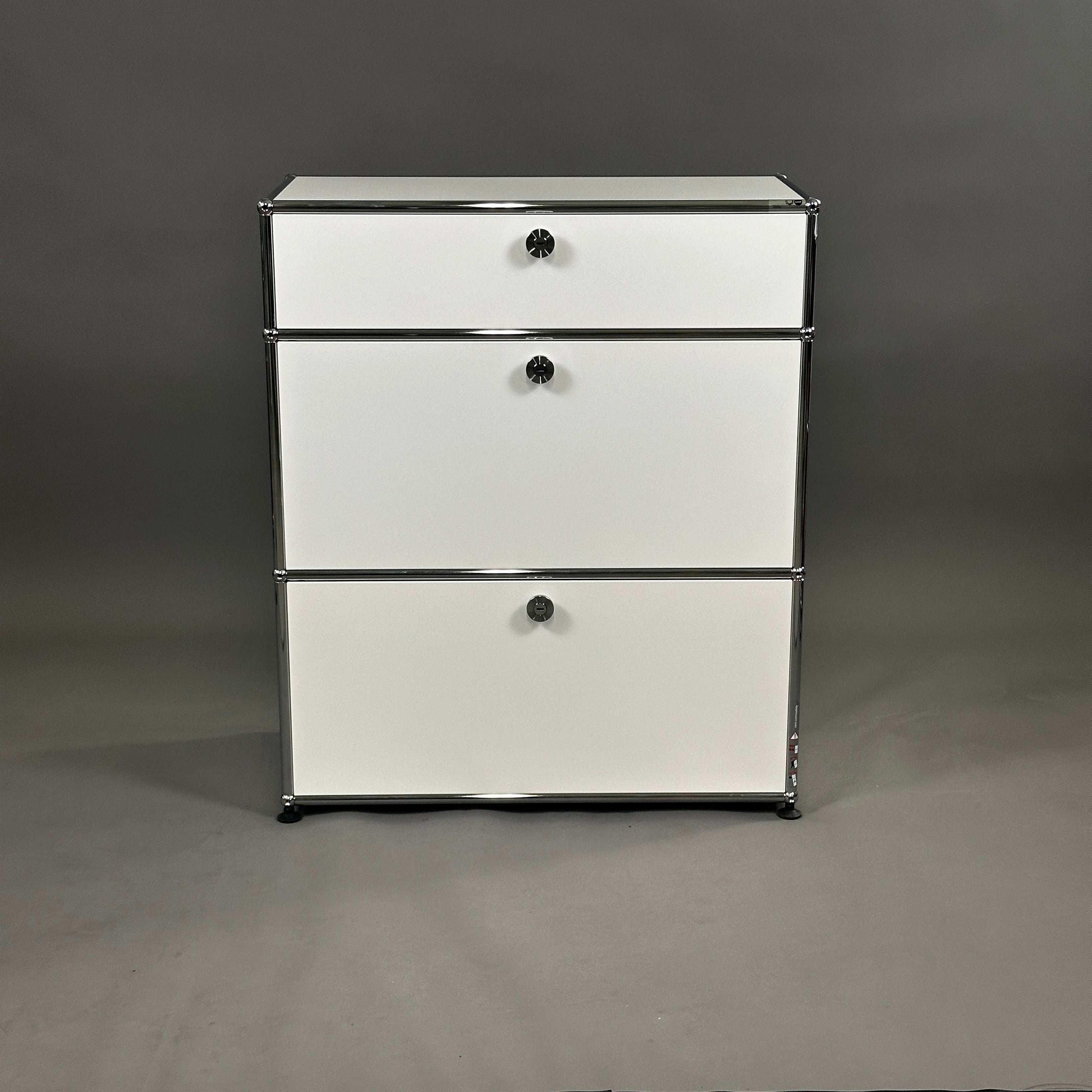 USM Haller Highboard 1x3 weiß mit Klappen und Auszug, modernes Softclose Design, 78x92x38 cm, neuwertiger Zustand