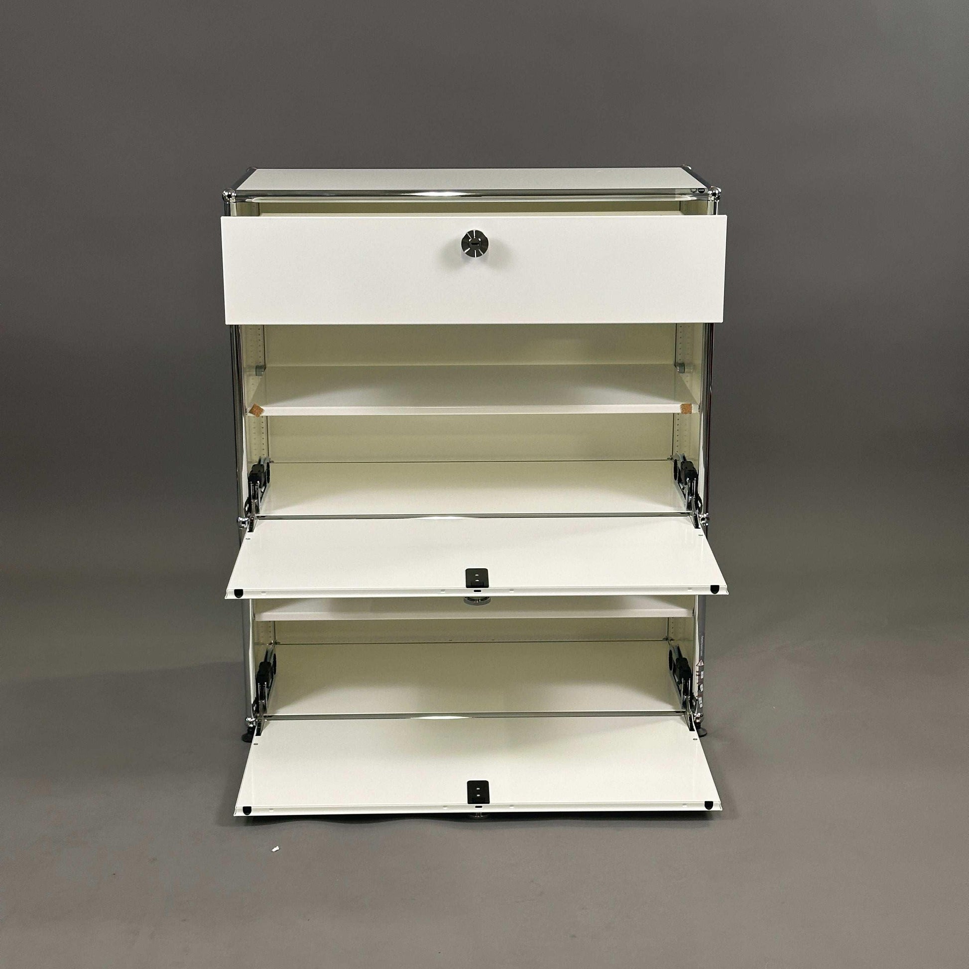 USM Haller Highboard weiß mit Klappen, Auszug und Softclose, moderne Aufbewahrungsschrank