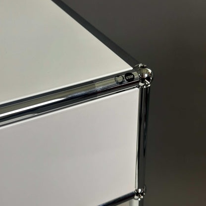 USM Haller Highboard 1x3 weiß mit Klappen und Auszug, modernes Design, chromglänzende Rahmen, Softclose Funktion