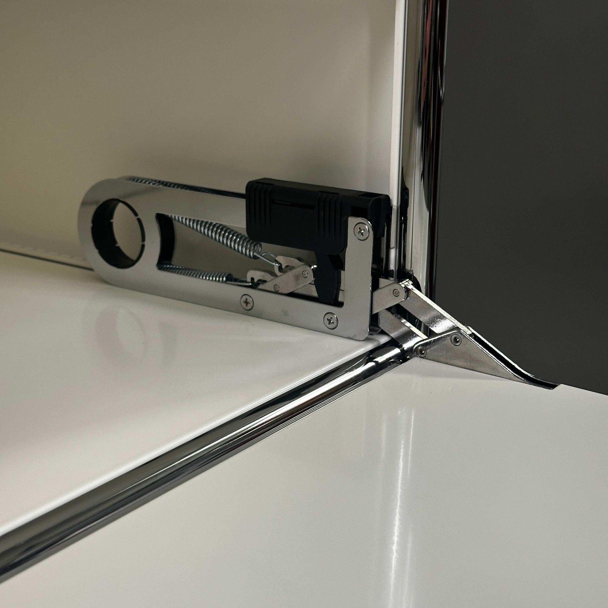 USM Haller Highboard 1x3 weiß mit Softclose Klappen und Auszug Detailaufnahme Scharniermechanismus