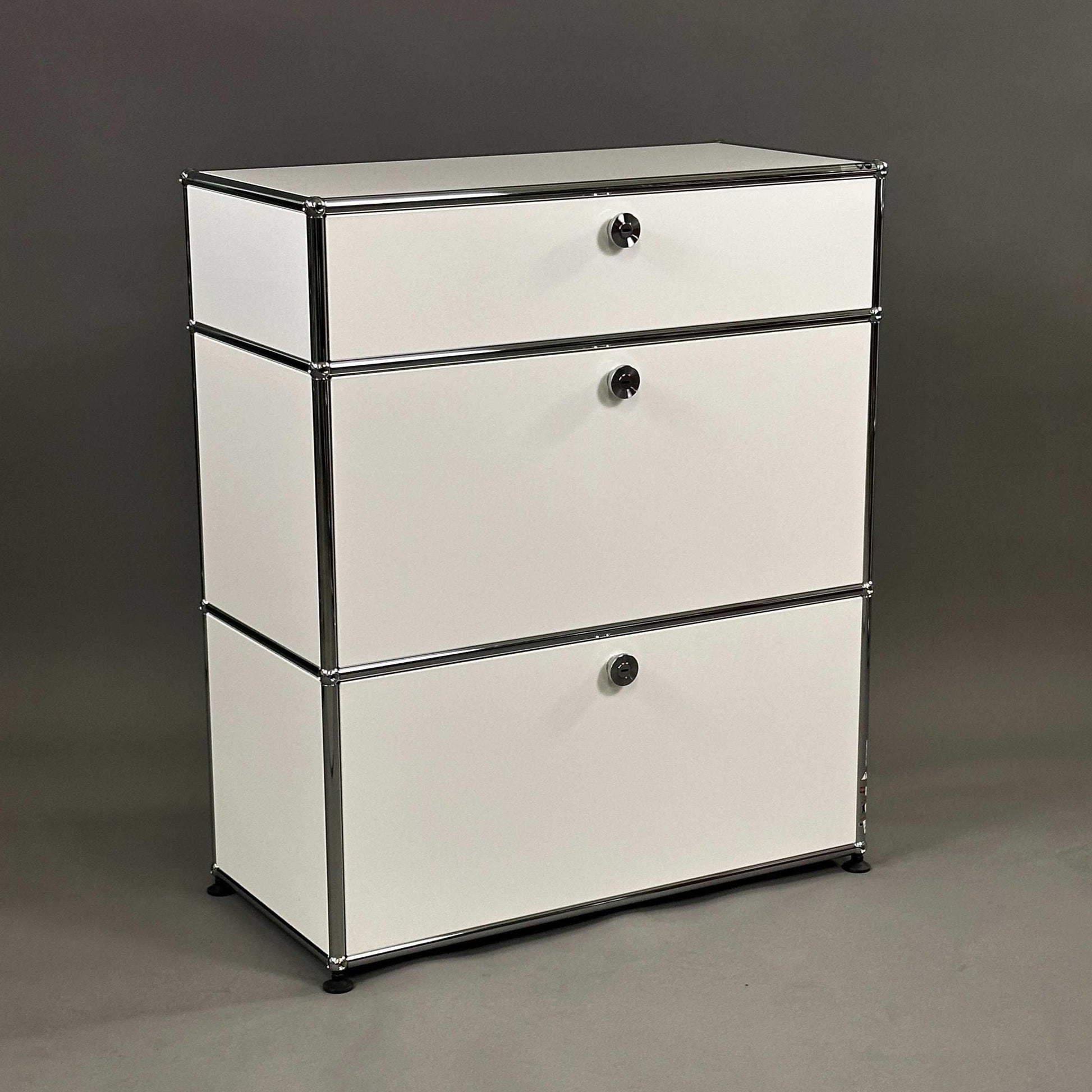 USM Haller Highboard weiß mit Klappen und Auszug modernes Design kompakt