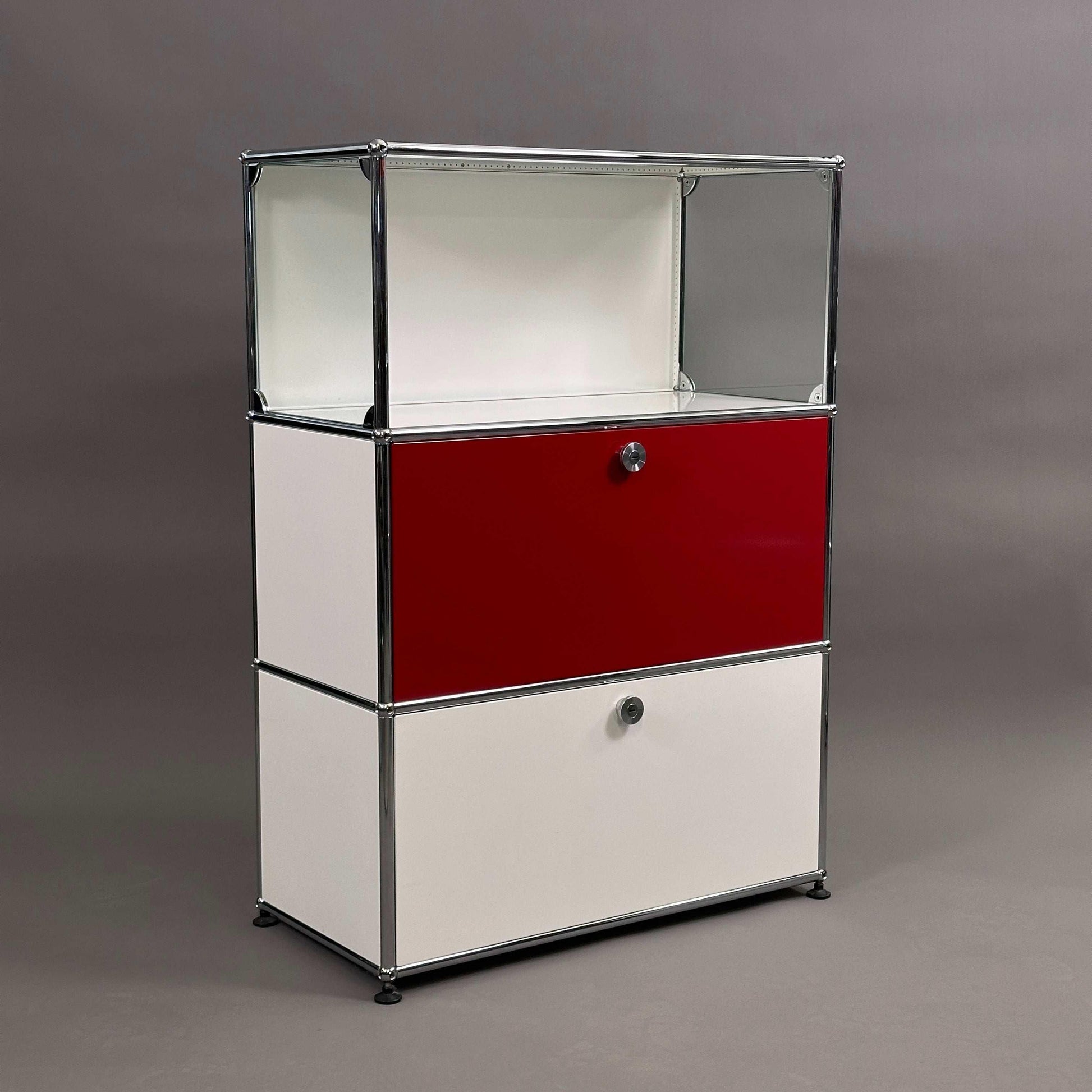 USM Haller Highboard in weiß und rot mit Glas-Seitenteilen und zwei Schubladen, modernes Sideboard mit Kippschutz und 4 Nivellierfüßen