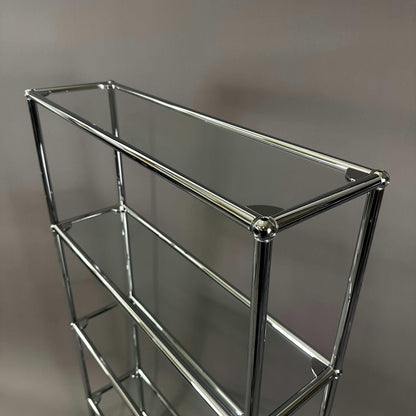 USM Haller Highboard mit Glasoberflächen, modernes Design, Maße 77x22x144 cm, chromfarbener Rahmen