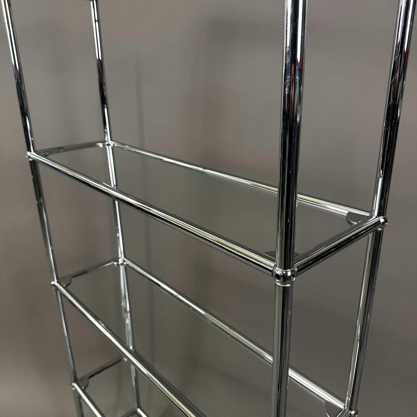 USM Haller Highboard mit Glasoberflächen und chromfarbenem Rahmen, Maße 77 x 22 x 144 cm