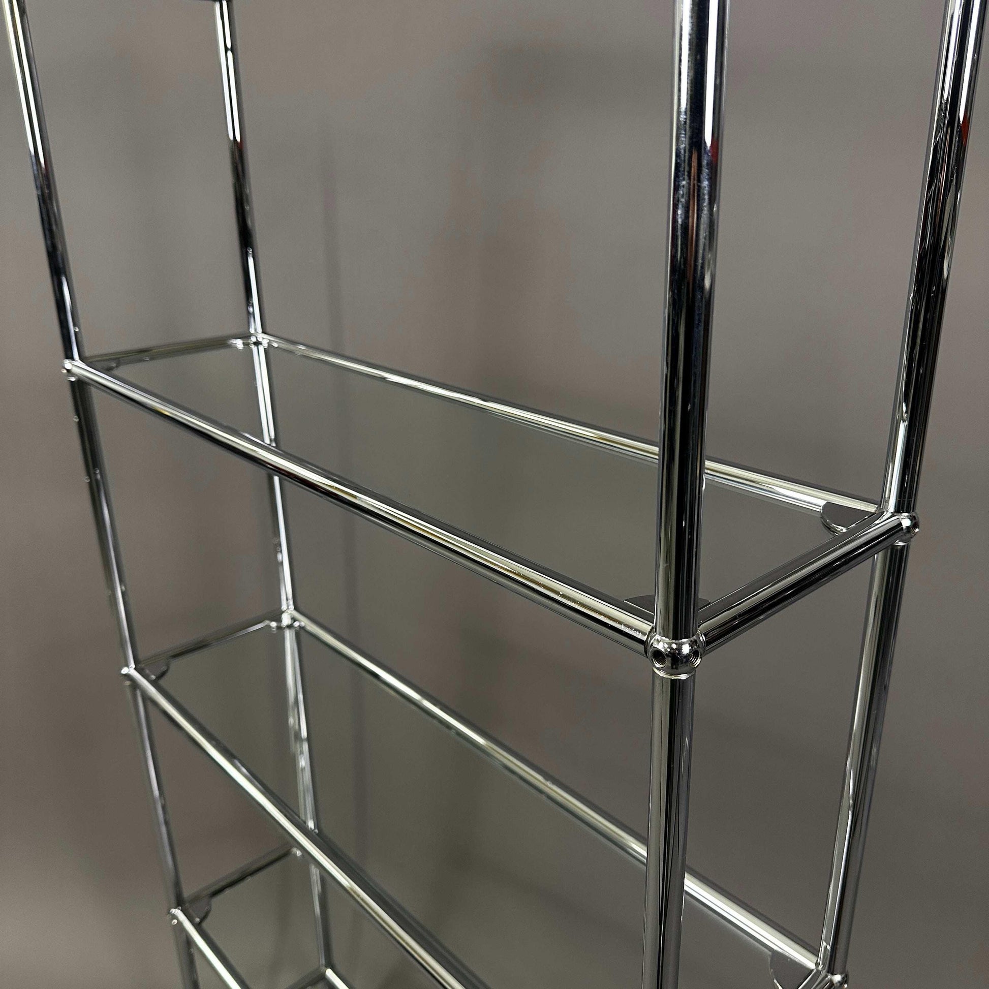 USM Haller Highboard mit Glasoberflächen und chromfarbenem Rahmen, Maße 77 x 22 x 144 cm
