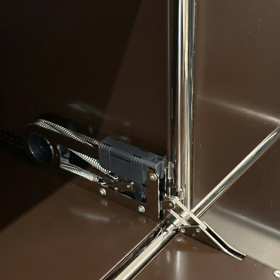 USM Haller Highboard 1x4 in Braun, Detailansicht der Einschubklappe mit Mechanismus.