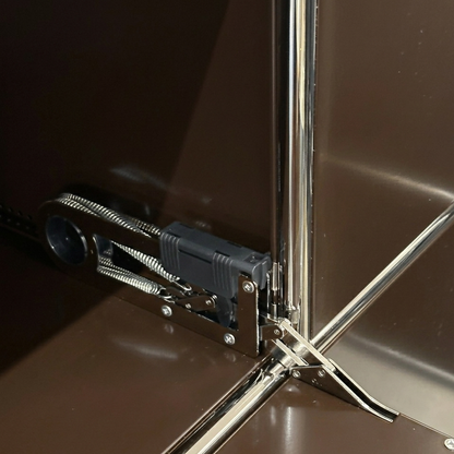 USM Haller Highboard 1x4 in Braun, Detailansicht der Einschubklappe mit Mechanismus.