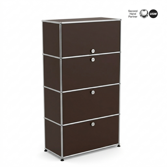 USM Haller Highboard 1x4 in Braun mit 3 Klappen und 1 Einschubklappe, silbernen Rahmen.
