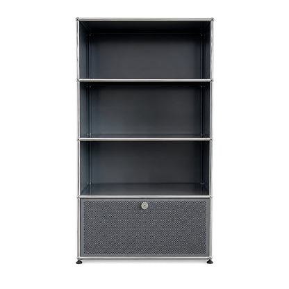 USM Haller Highboard in Mittelgrau mit drei offenen Fächern und einem abschließbaren, perforierten Auszug.