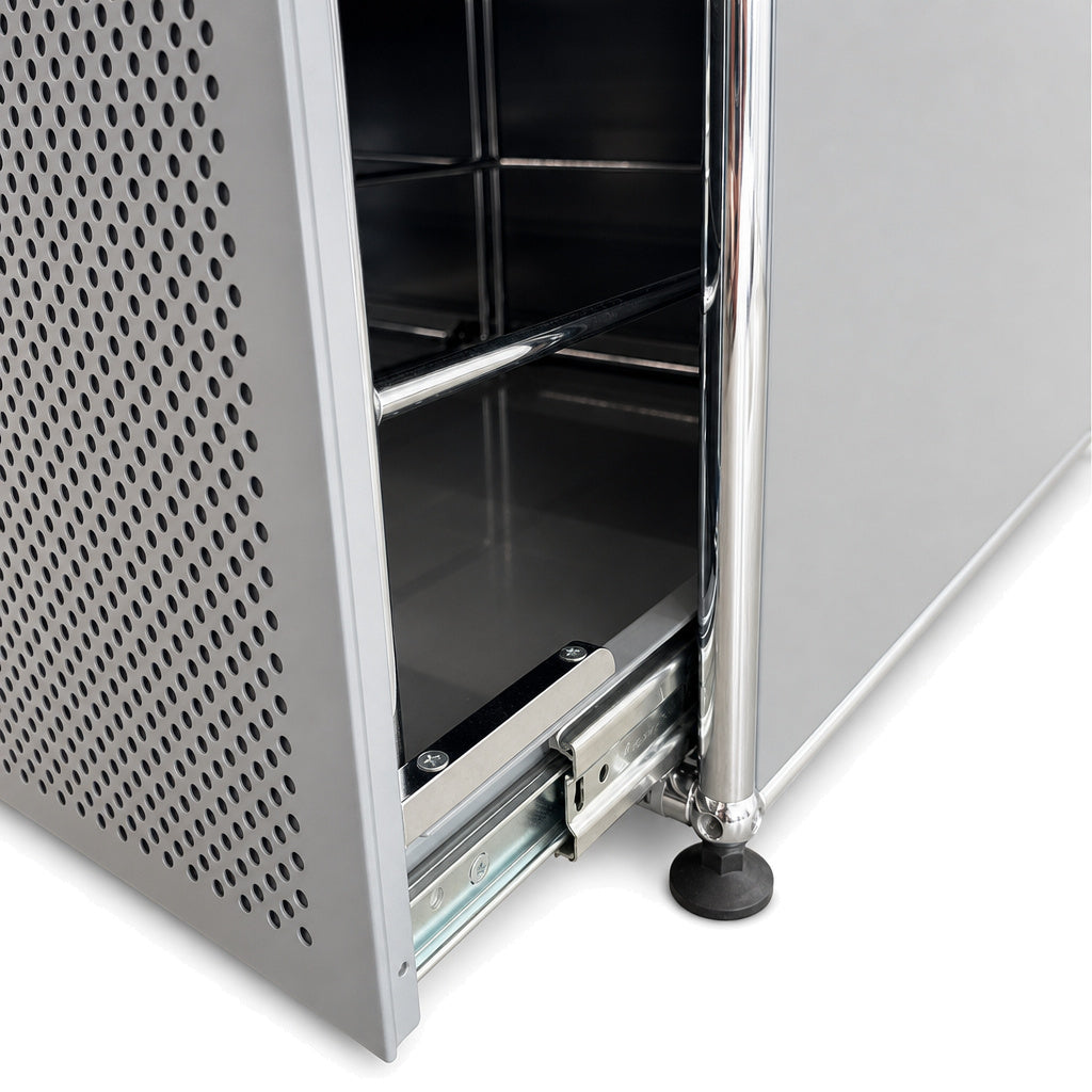 USM Haller Highboard in Mittelgrau mit perforierten Schallschutztablaren und ausziehbarem Hängeregister-Einsatz.