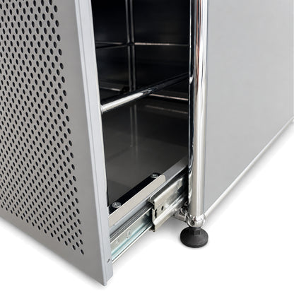 USM Haller Highboard in Mittelgrau mit perforierten Schallschutztablaren und ausziehbarem Hängeregister-Einsatz.