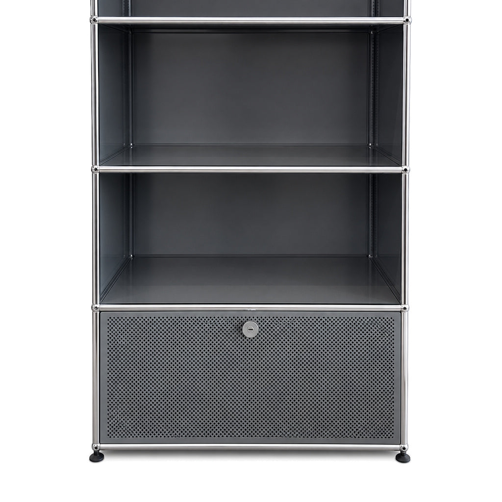 USM Haller Highboard in Mittelgrau mit perforiertem Schallschutz-Auszug und offenem Regalrahmen aus Stahl.