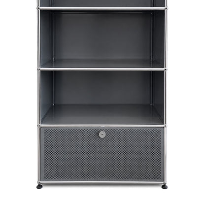 USM Haller Highboard in Mittelgrau mit perforiertem Schallschutz-Auszug und offenem Regalrahmen aus Stahl.