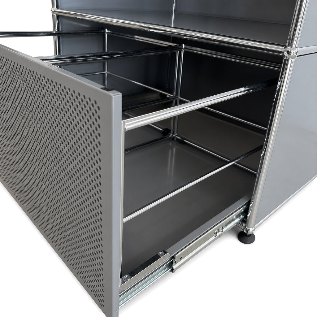 USM Haller Highboard in Mittelgrau mit perforiertem Auszug und Hängeregister-Einsatz im typischen Chrom-Design.