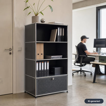 Mittelgraues USM Haller Highboard 1x4 mit perforiertem Schallschutz-Auszug und Aktenordnern in modernem Büro.
